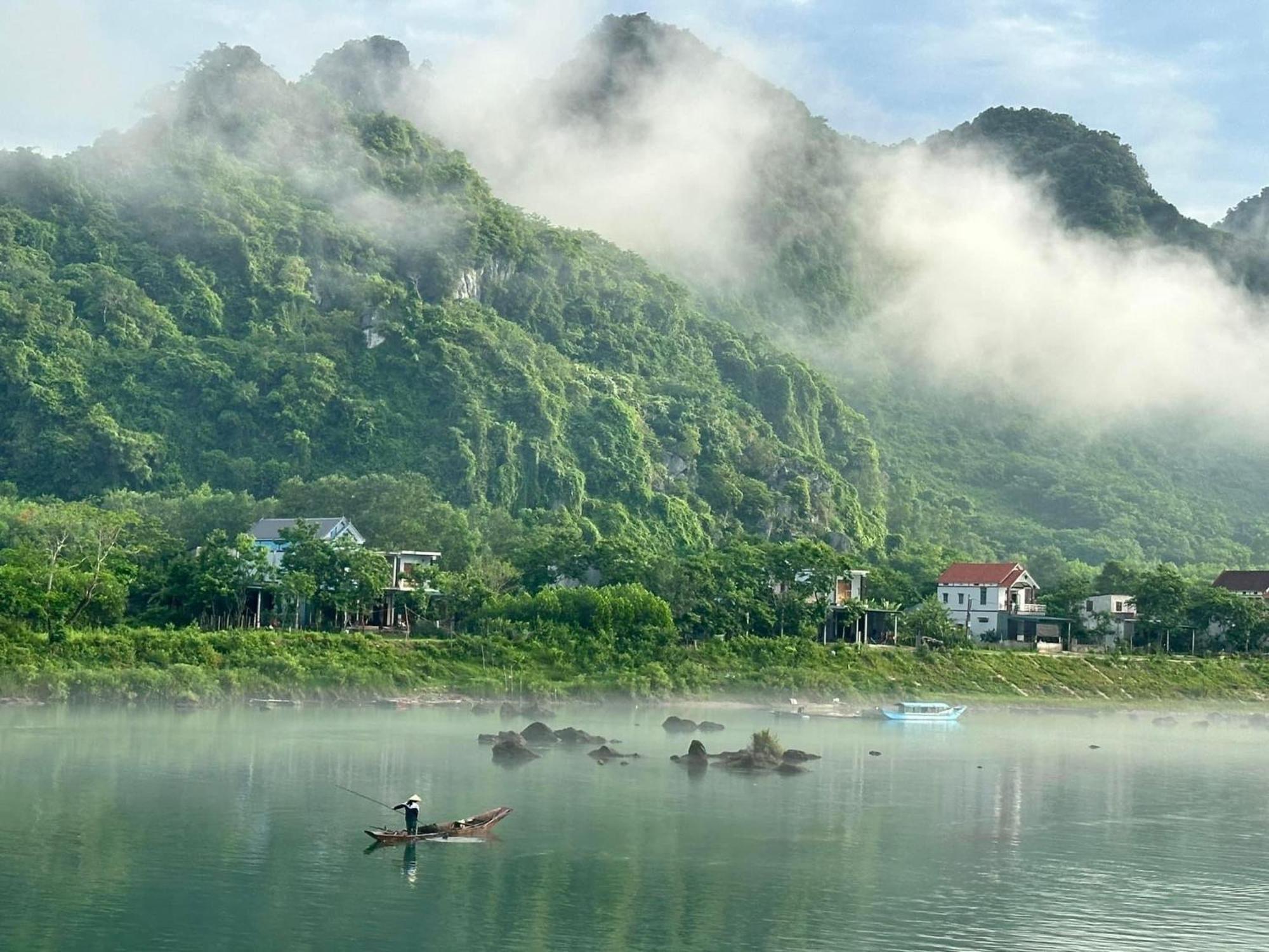 Green Riverside Cosy Home Phong Nha Bagian luar foto